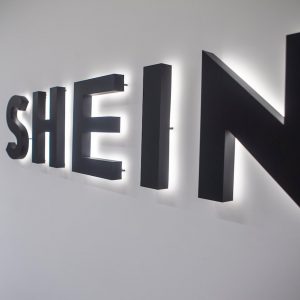 CEO da Shein é tão discreto que nem mesmo seus próprios funcionários o reconhecem