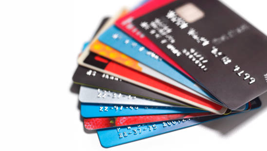 Milhas ou zero anuidade? Veja os melhores cartões de crédito para 2024