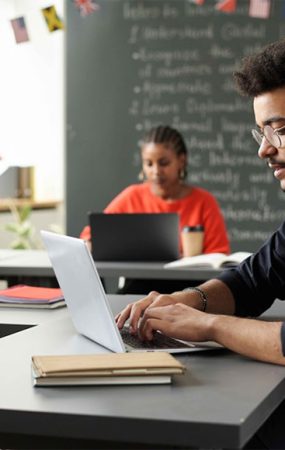 Matrículas de curso a distância aproxima-se de presenciais