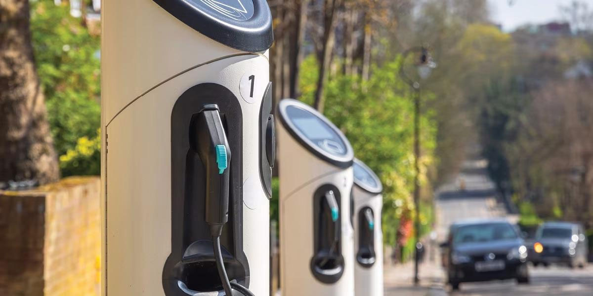 Assaí amplia serviço de carregamento gratuito para carros elétricos